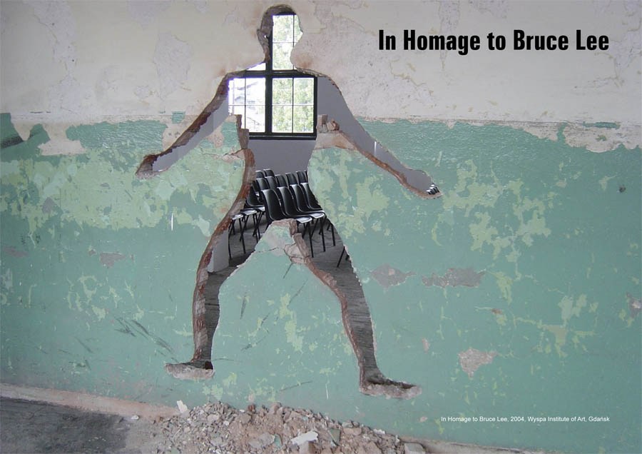 Oskar Dawicki, "Hommage to Bruce Lee", 2003, ludzka sylwetka wybita w ścianie, projekt pokazywany był w Świetlicy Sztuki Raster, 2003 i w Instytucie Sztuki Wyspa, 2004, fot. dzięki uprzejmości galerii Raster